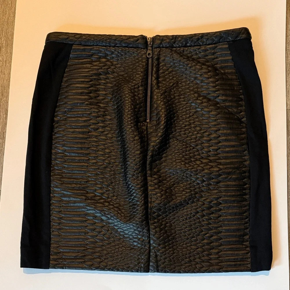 Black Snake Front Skirt‎
